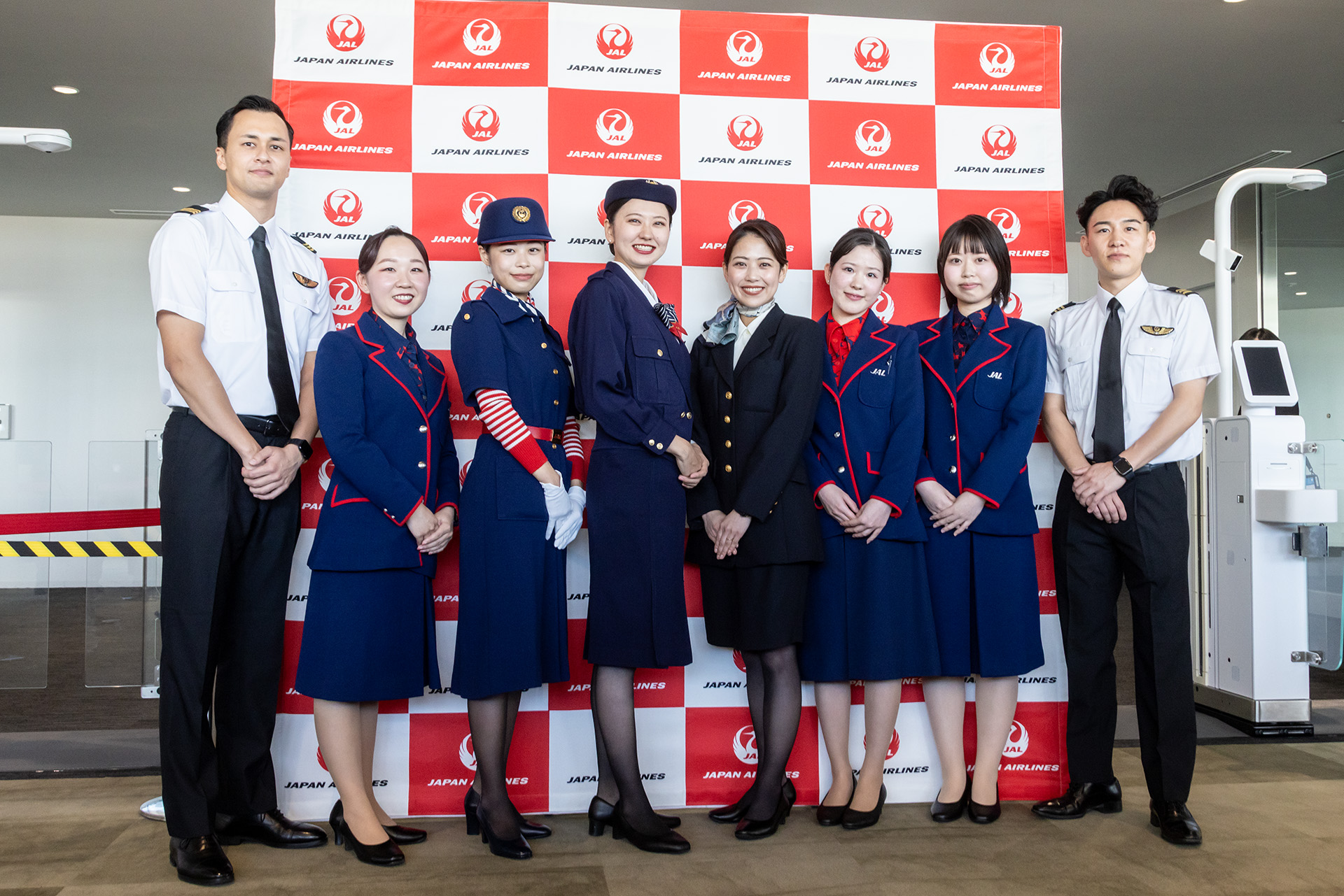 運航乗務員と客室乗務員らによる記念撮影