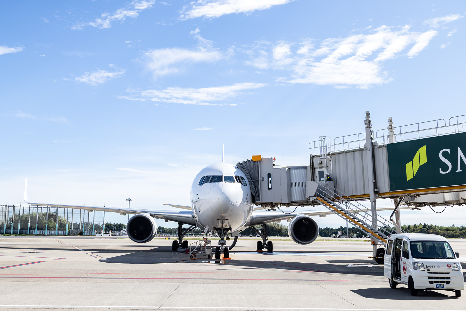 搭乗を待つ767-300ER型機