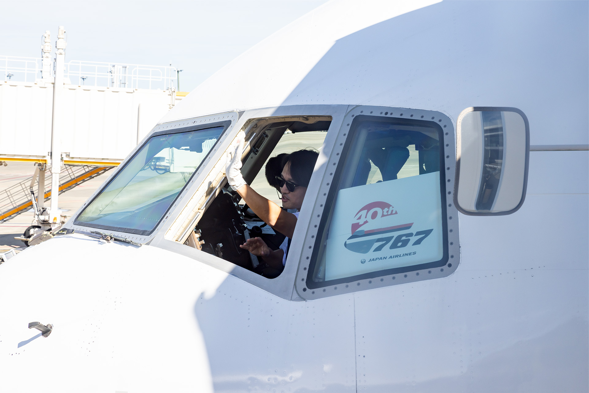 機長らが手を振って参加者を出迎える