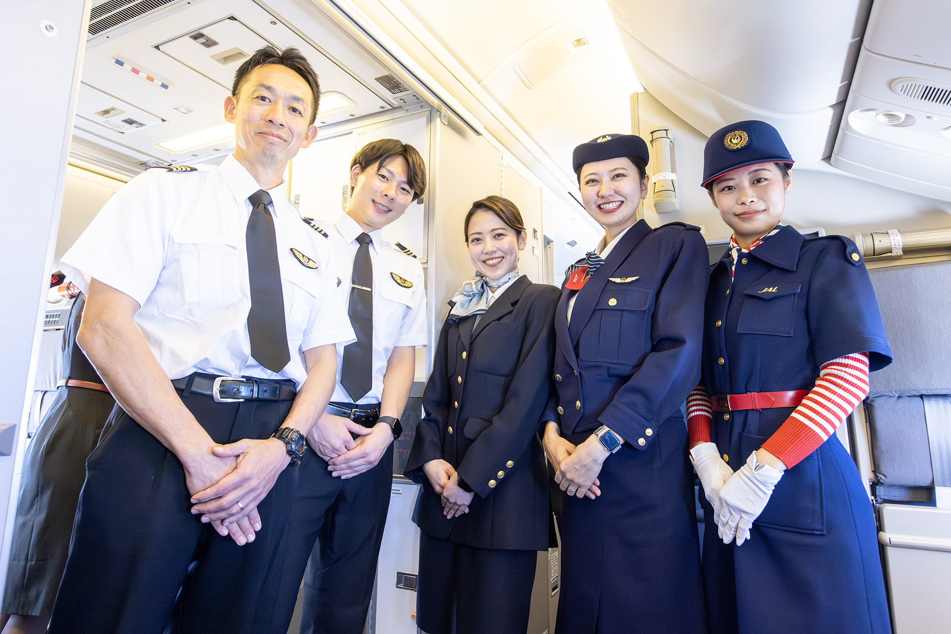 機内ではスタッフによるトークショーなどが実施された