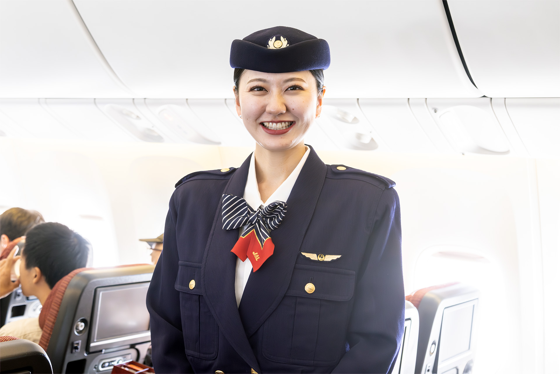 7代目（1988年1月～1996年9月）のデザイナーは一般公募の本井重信氏。着用した米倉瞳氏は「（肩回りを示して）時代を反映した素敵なデザイン」とコメント