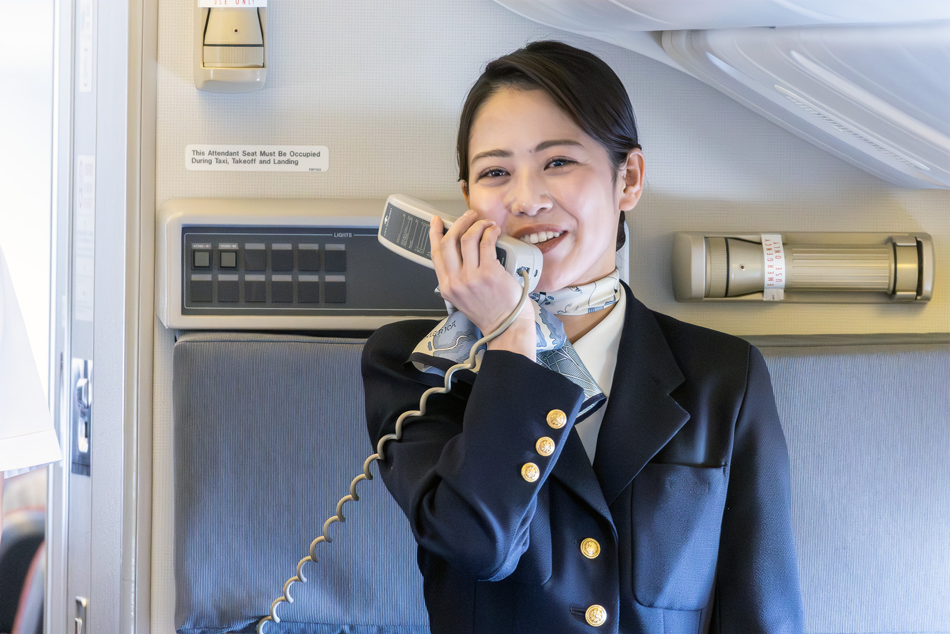 8代目（1996年10月～2004年3月）のデザイナーは稲葉賀恵氏。着用した松木侑衣氏は「一見シンプルなデザインかと思いますがジャケットのシルエットが当時のトレンドのもの」と説明