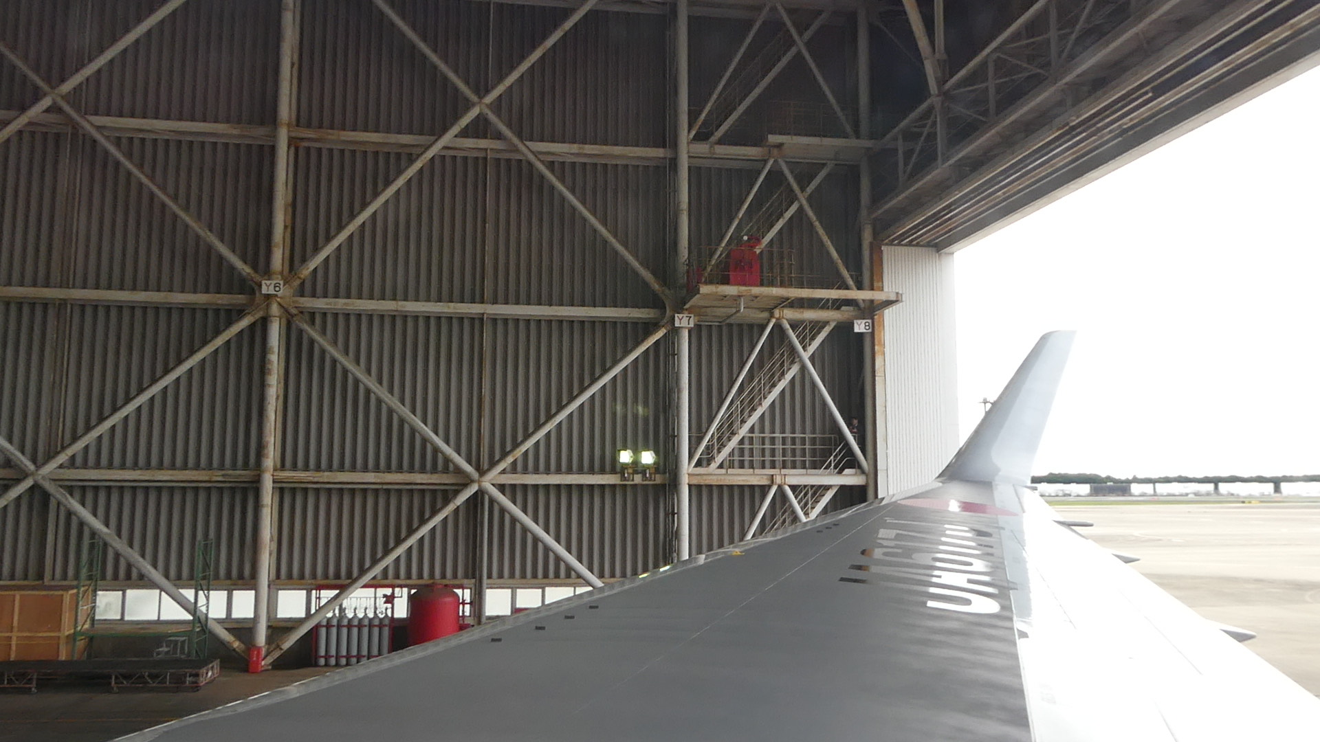 乗ったままトーイングカーで格納庫へ（写真提供：日本航空）