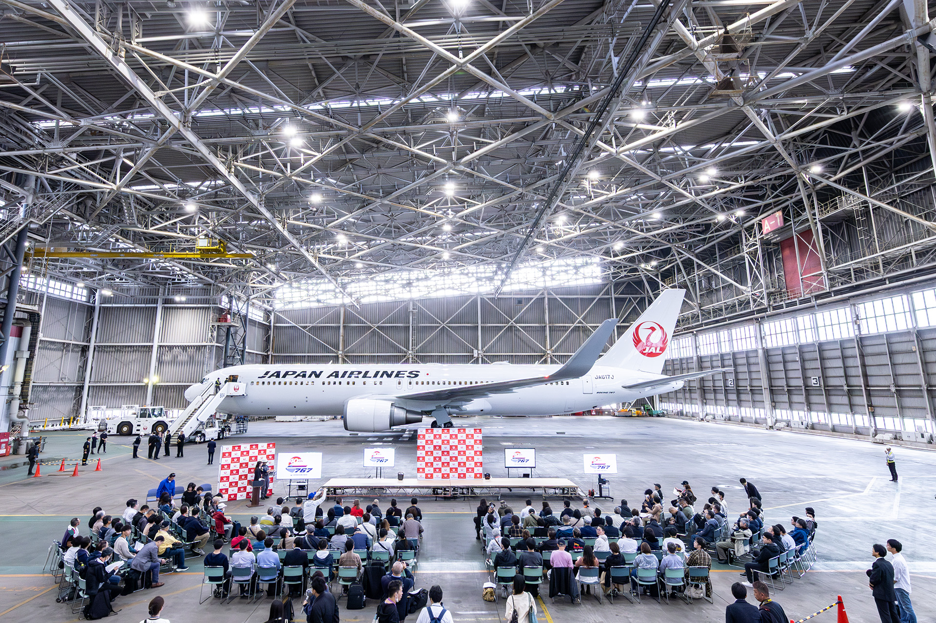 フライトを終えたばかりの機体をバックにセレモニーを実施