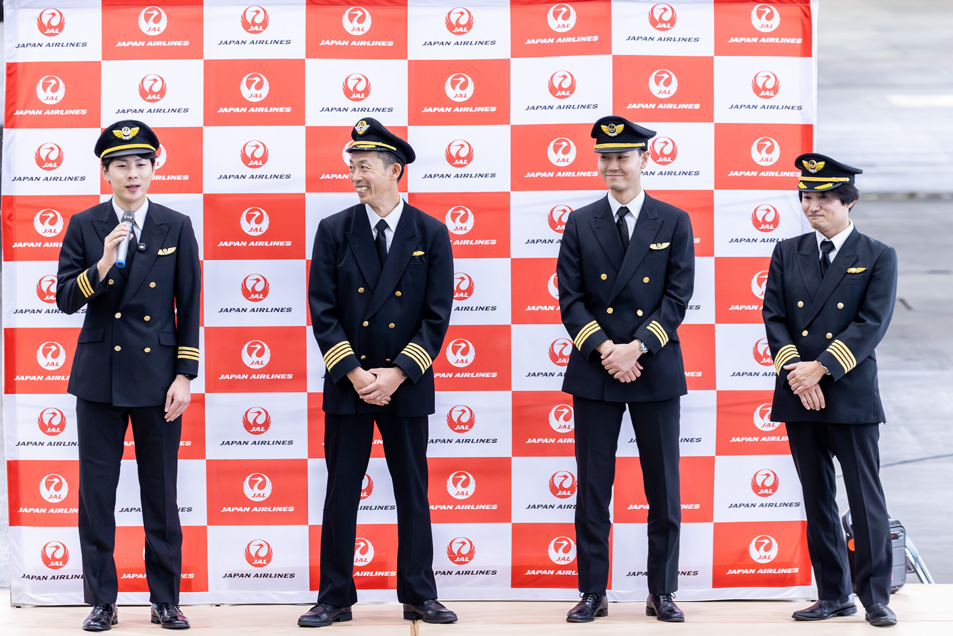 参加者をアテンドした杉本副操縦士、鈴木機長に加え運航を担当した767運航乗員部 副操縦士 安間基気氏、767運航乗員部 機長 澤田龍太郎氏を交えてのトークセッション