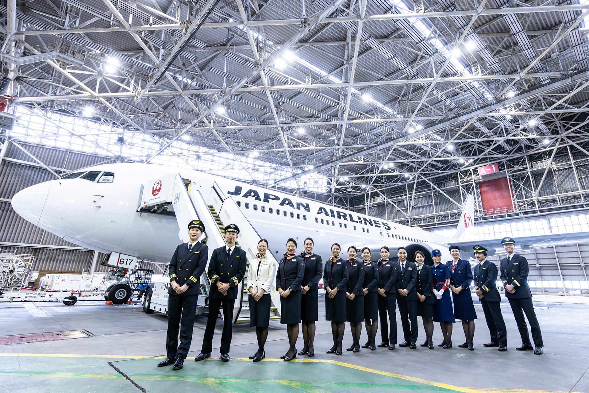 チャーターフライトを担当した運航乗務員と客室乗務員