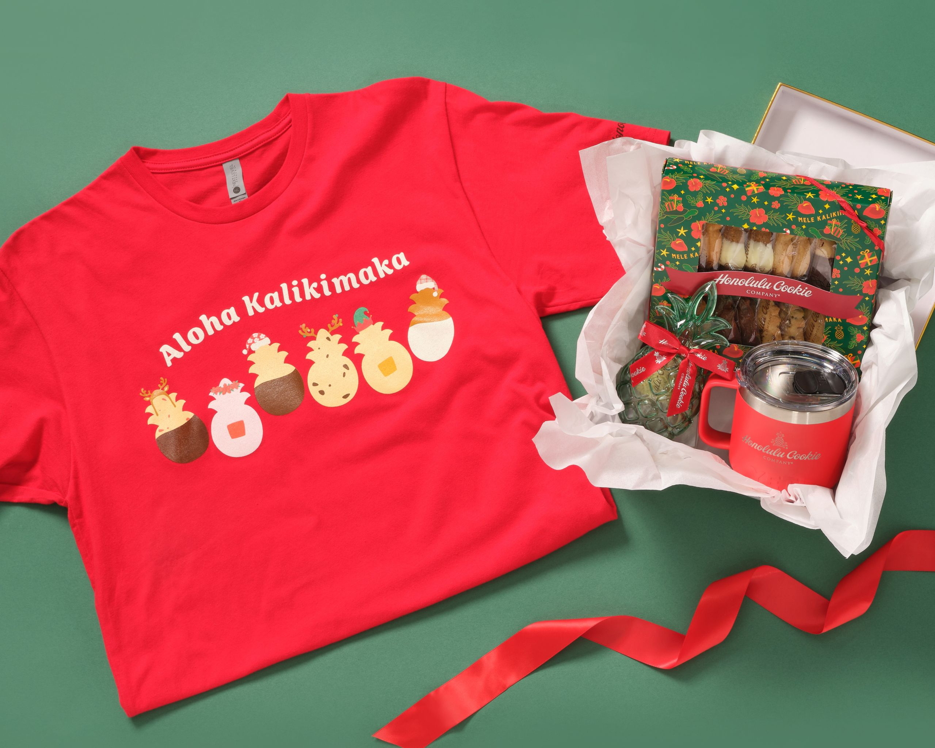 実店舗や公式オンラインではTシャツやマグカップなどのグッズも展開する（日本は発送対象外）