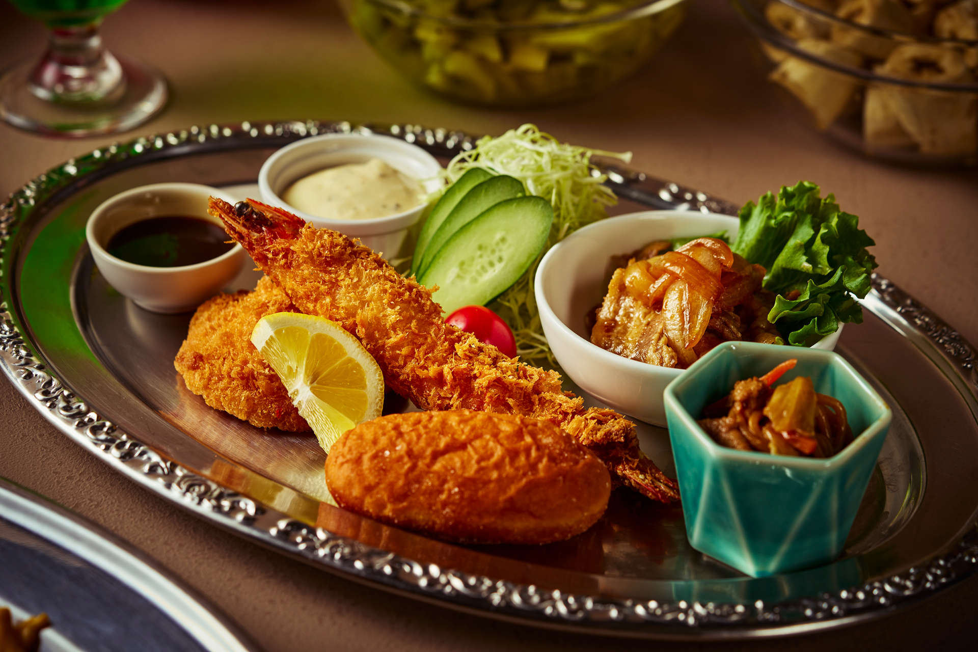 プレートB（豚の生姜焼き、エビフライ、ハムカツ、揚げパン）