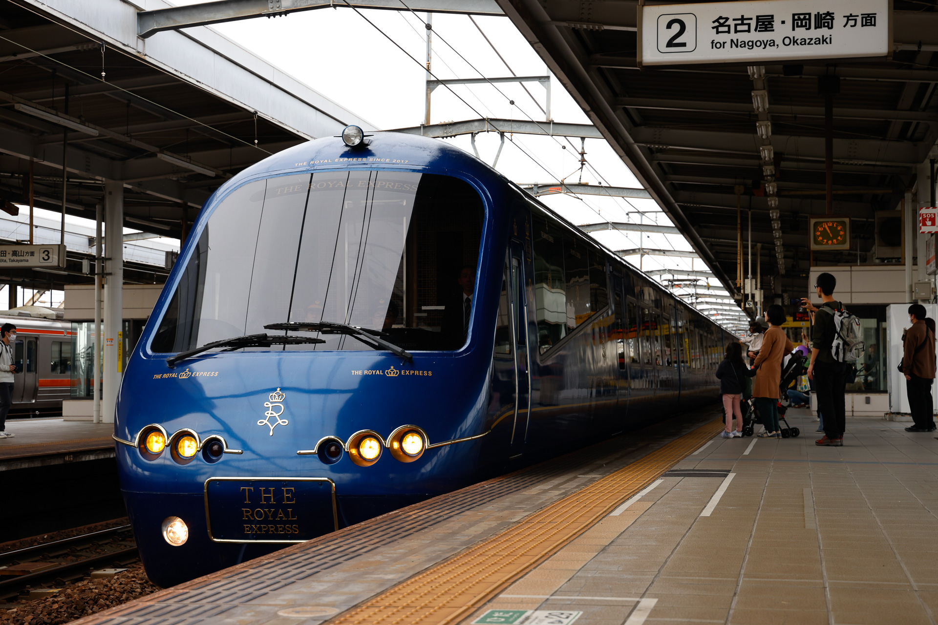 岐阜駅に入線する「THE ROYAL EXPRESS」の試乗会列車