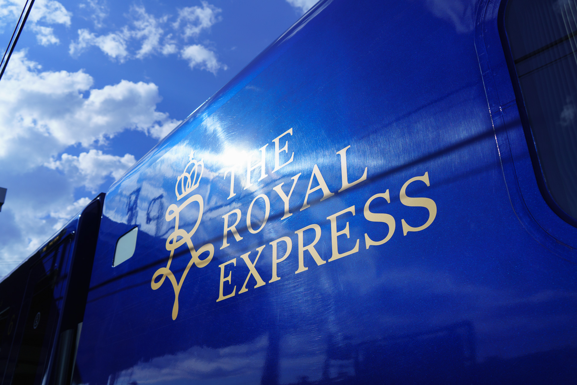 THE ROYAL EXPRESS車体側面のロゴ（提供：東急）