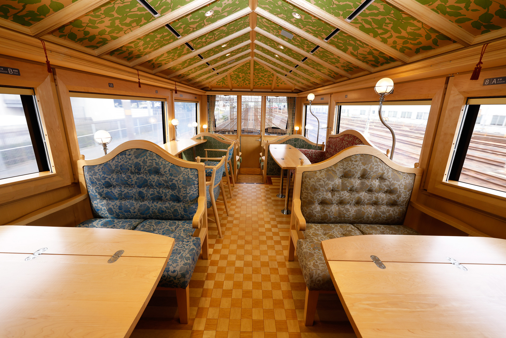 1号車の先頭部は展望室になっている。これは種車でも同様だった