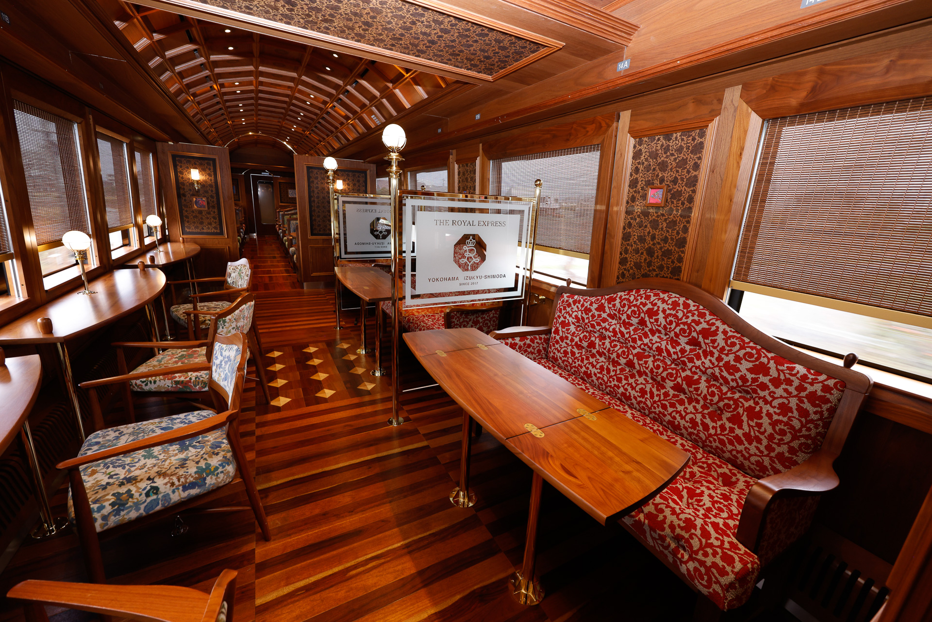 2号車もゴールドクラスだが、1号車よりも重厚な仕立てになっている