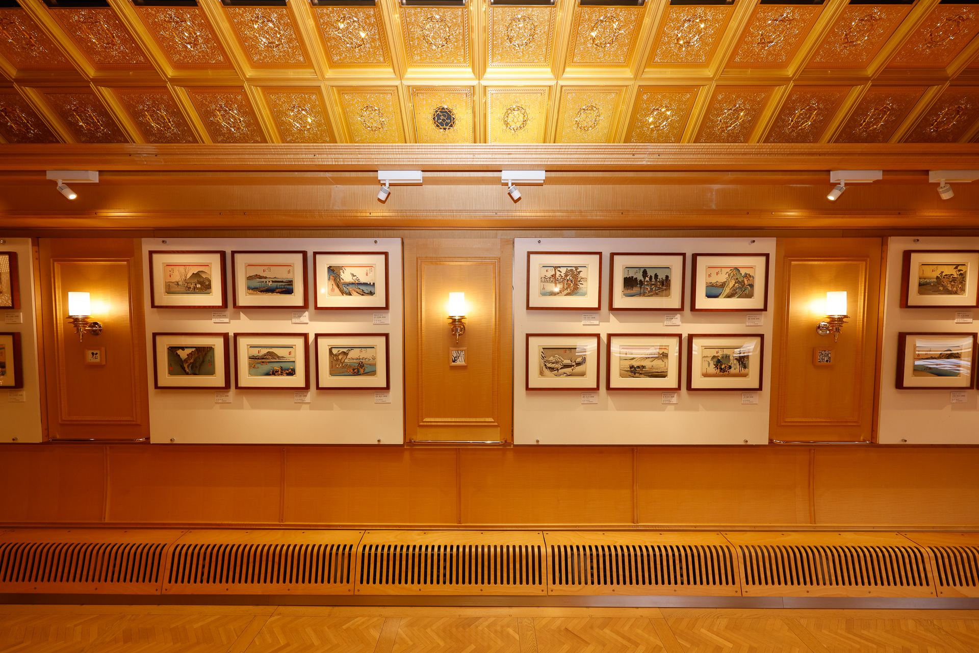 今回は東海道本線を運行するため、歌川広重の「東海道五十三次」を用いた画が飾られており、「この画と現代の車窓を見比べることもできます」。内容は運行路線によって変化するという