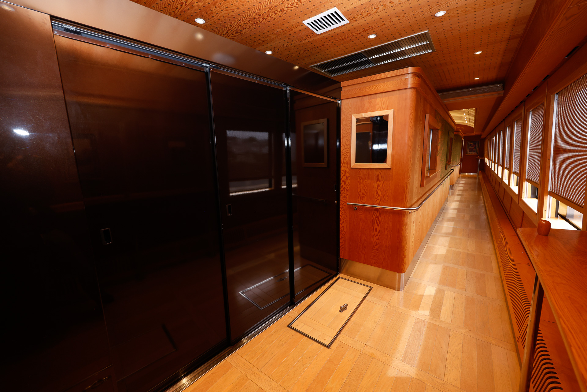 4号車はキッチンカーで、通路を海側に寄せて厨房のスペースを確保している