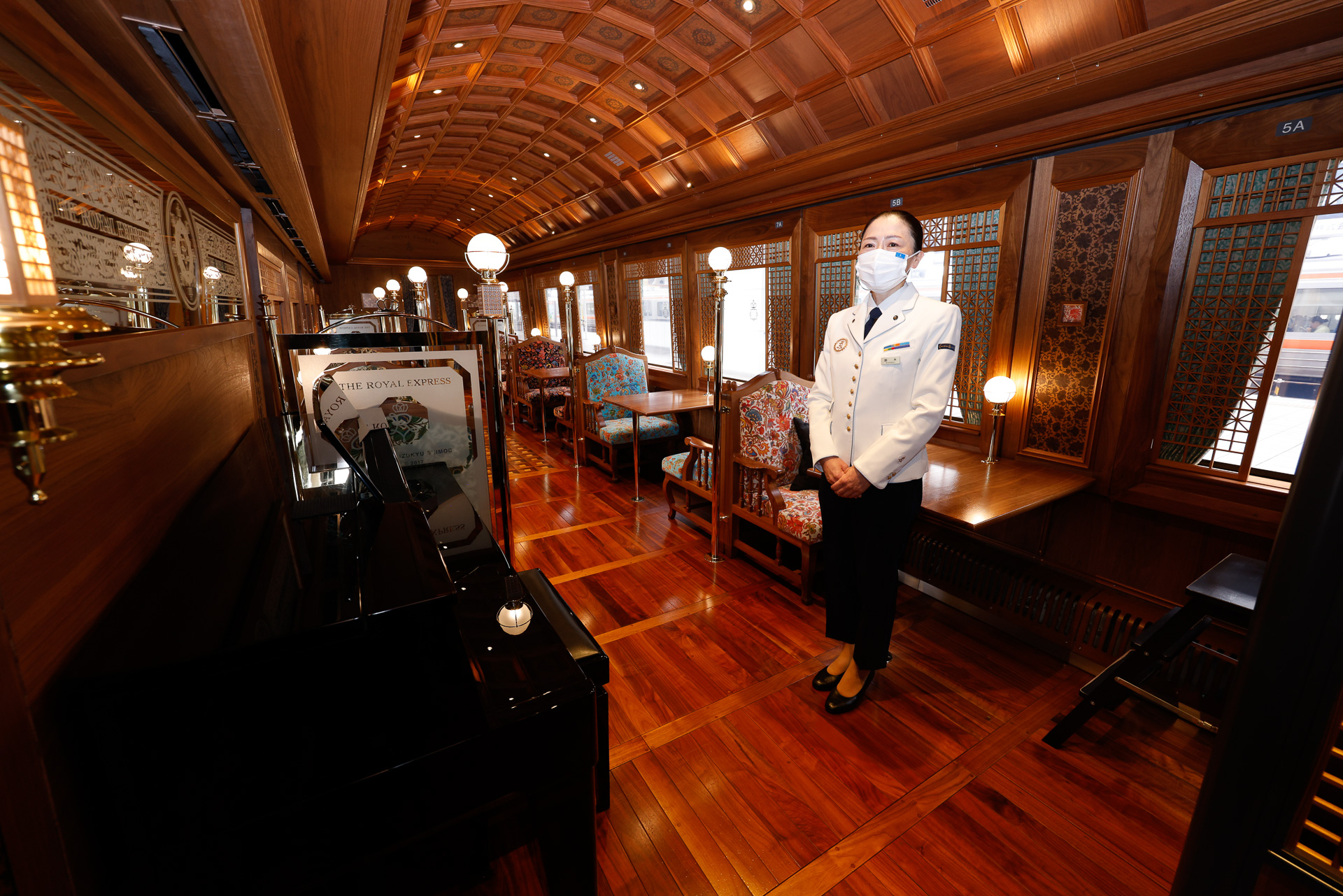 5号車はダイニングカーで、一角にはピアノも置かれている