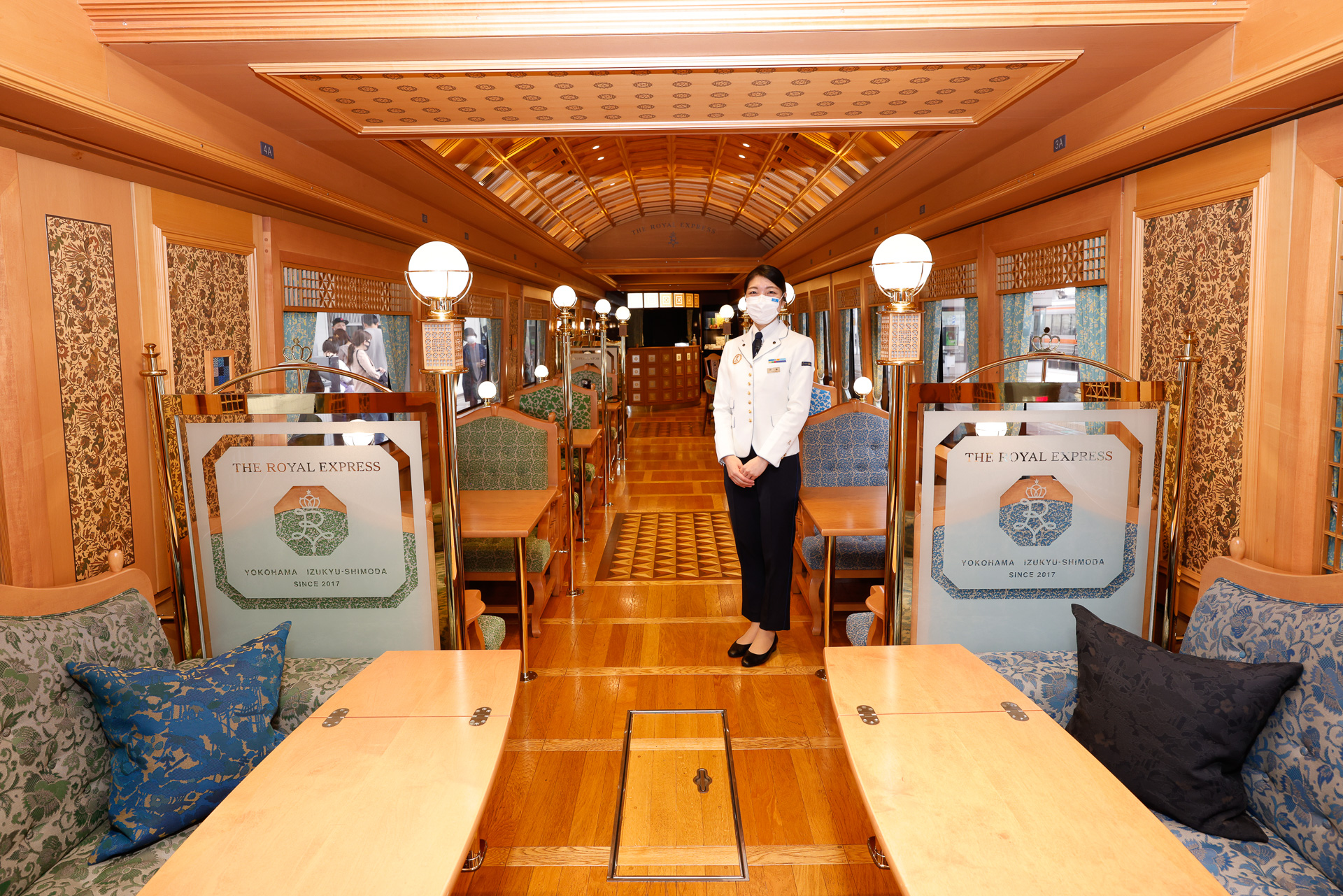 6号車もダイニングカーで、こちらにもピアノが置かれている