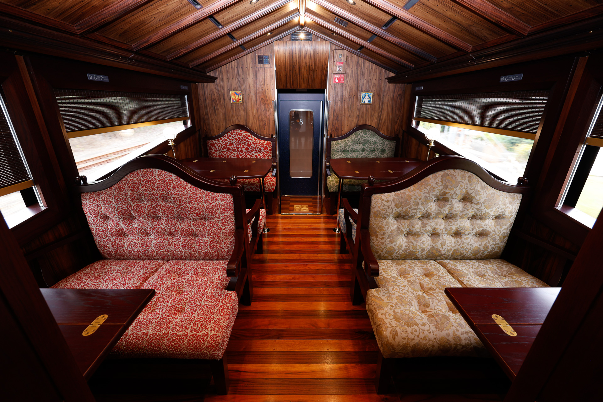 8号車は連結面側の半室がプラチナクラス