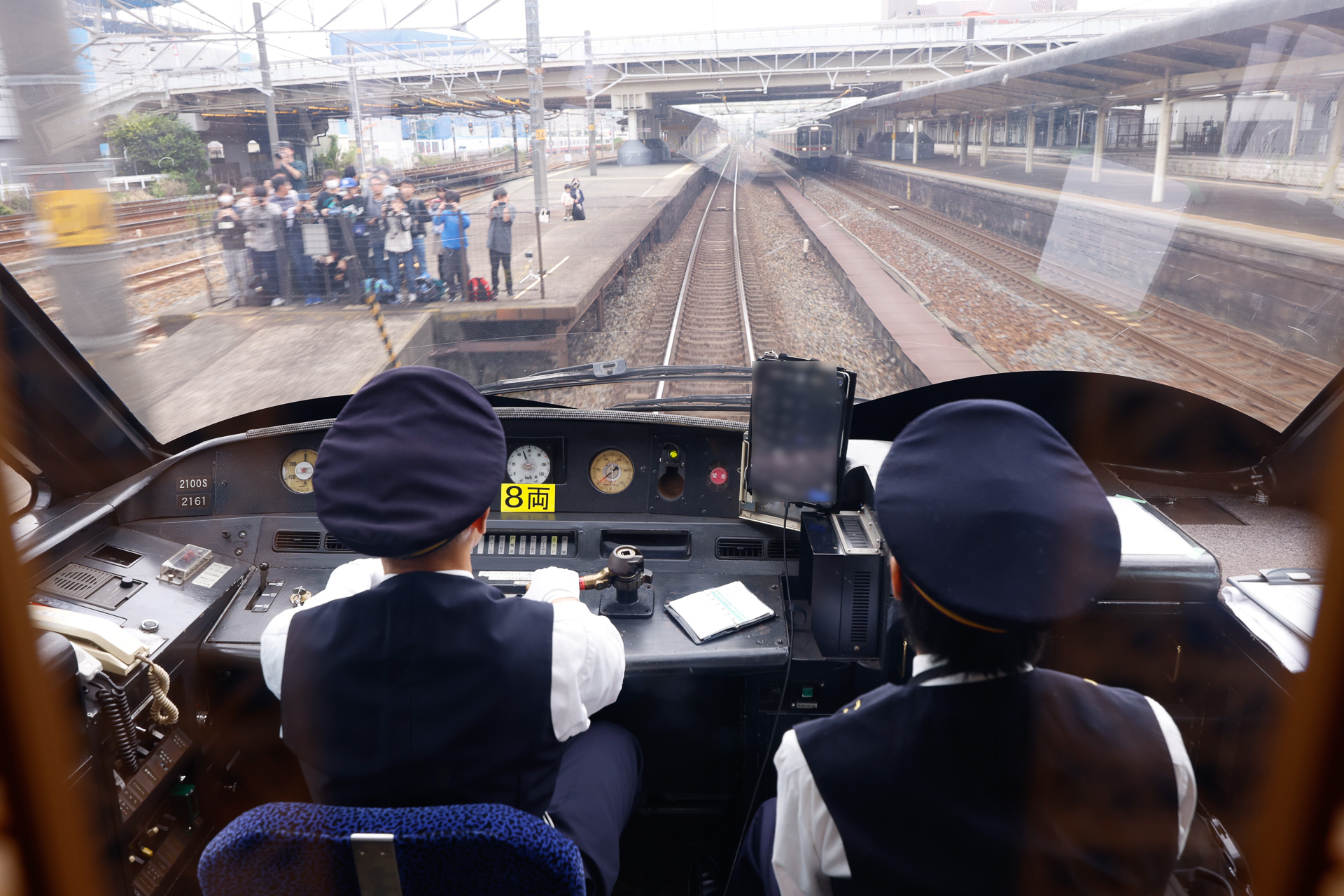 熱田駅を通過する際の前面展望。運転台は種車から大きく変えられてはいないようだ