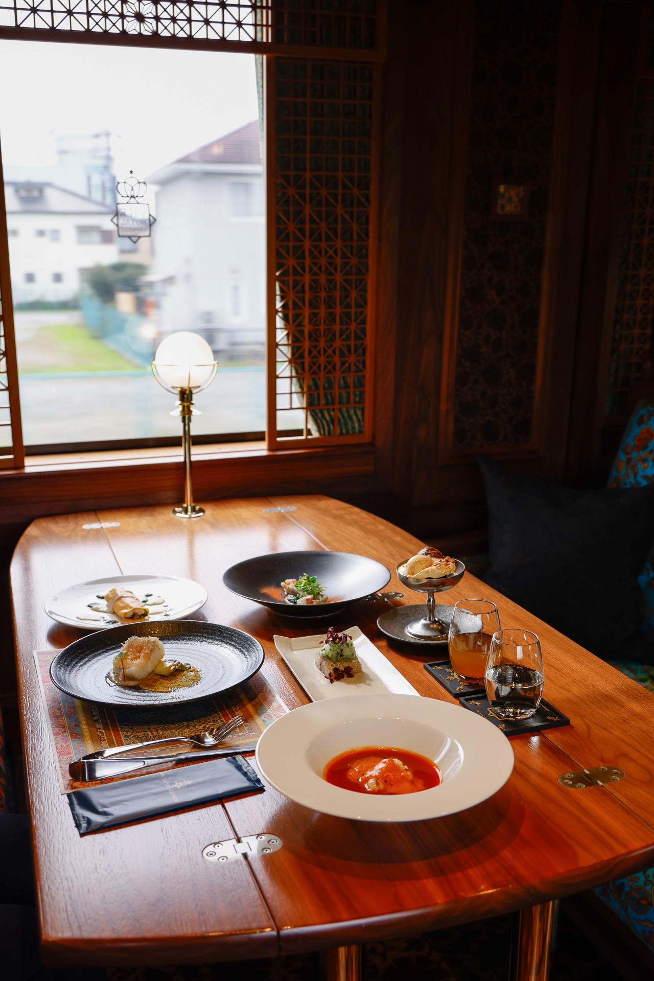 取材用に、コース料理の一式が並べられた様子。実際には一品ずつサーブされるのはもちろんである