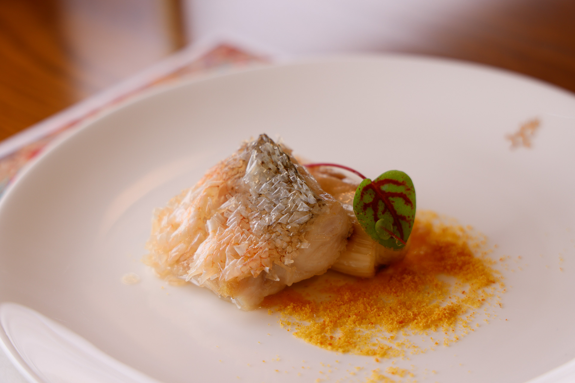 試食メニュー・その1「焼津しらかわの鱗焼き 東農園飛騨一本葱コンポジション 自家製からすみ」