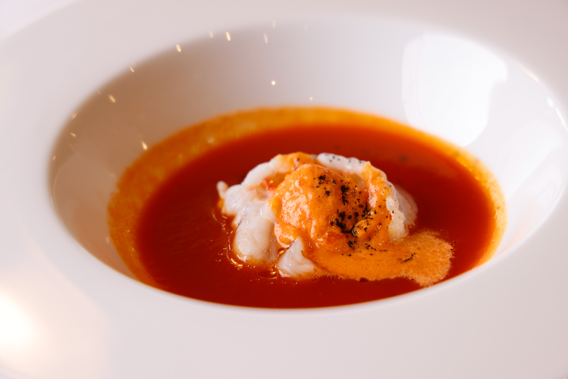 試食メニュー・その2「伊勢海老の蒸し焼き 飛騨高山 東農園パプリカと駿河湾の白河出汁のスープ パプリカムースと共に」。「片面だけ火を通しておいて、反対側はスープの余熱で温めました」と山口氏