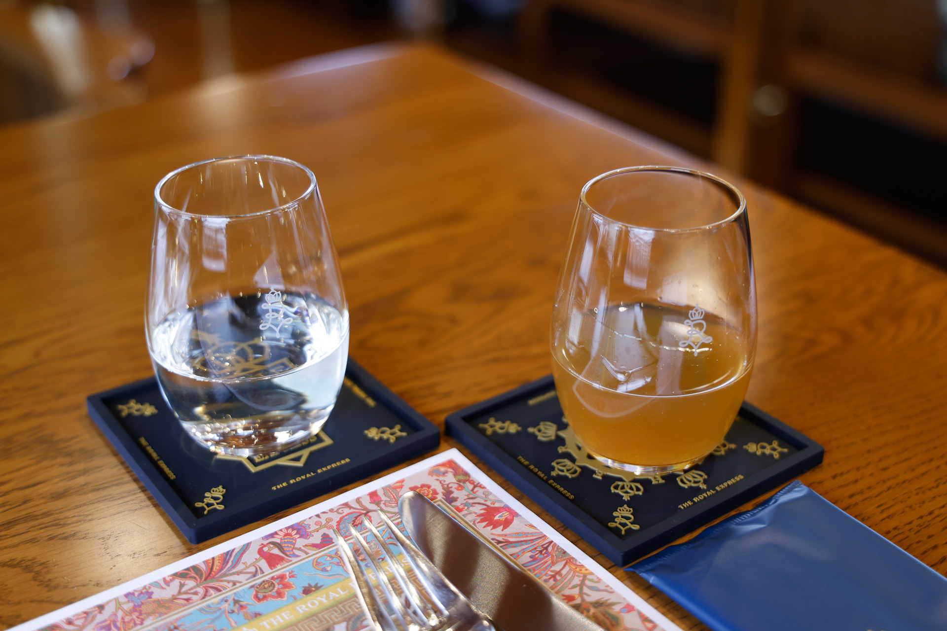 試食に供された飲み物は、愛知県から「醸し人九平次 純米大吟醸」（左）と、三重県から「イセカルダモンコーラ」（右）