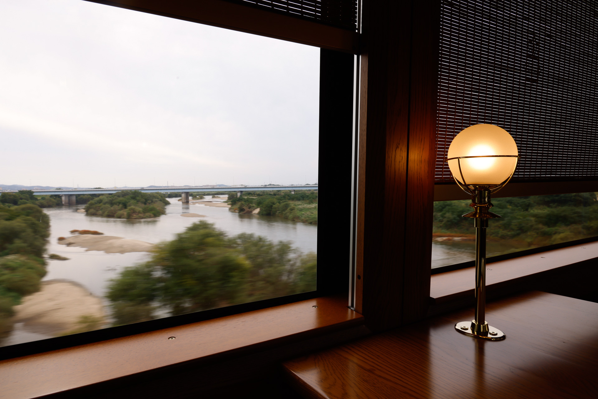 こんなふうに、車窓を愛でながら食事をいただけるわけである