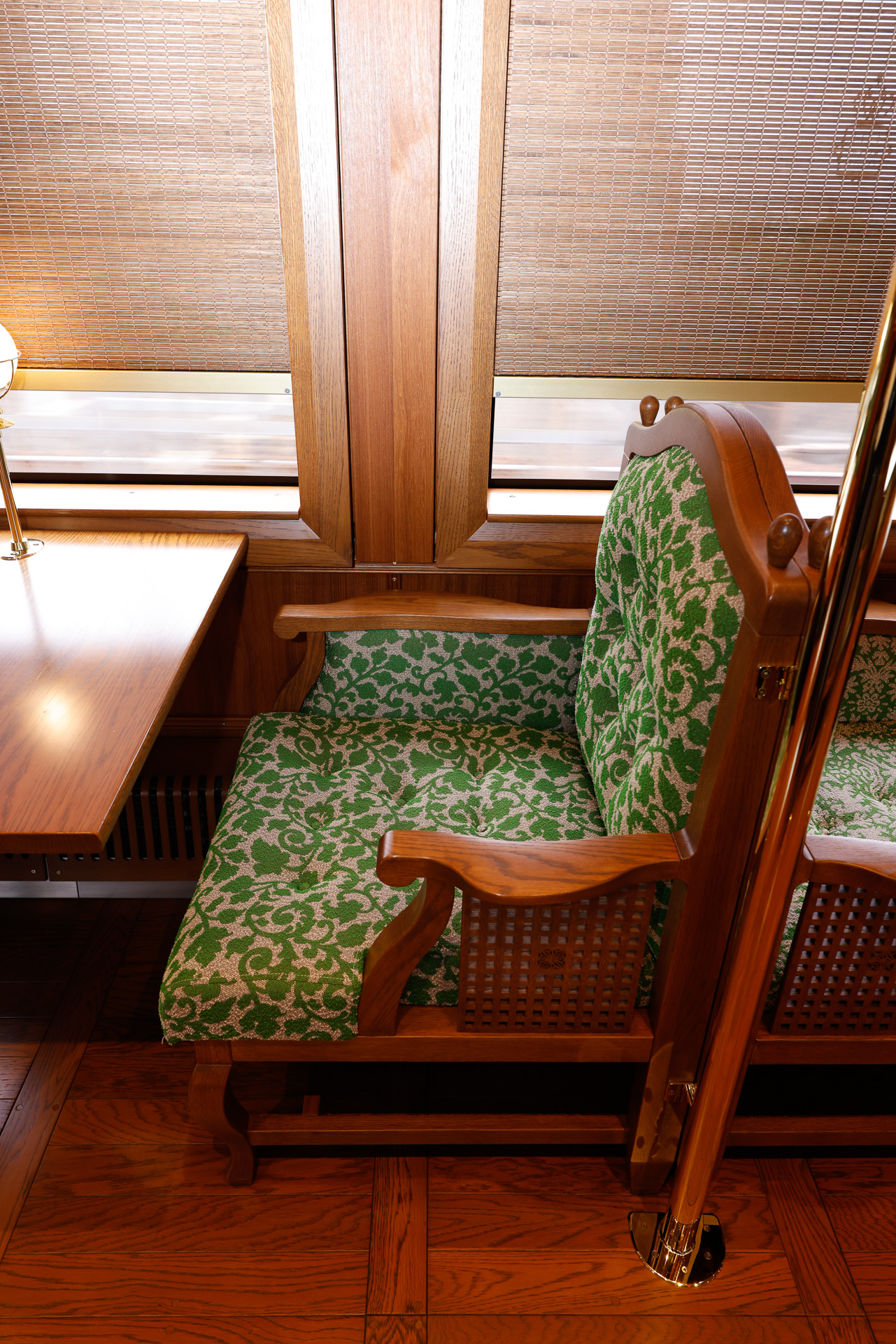 7号車で使われている腰掛。肘掛の長さが左右で異なるのが分かる