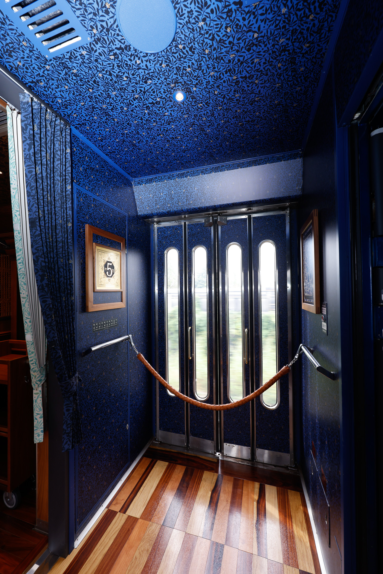 5号車だけ、出入台の扉が両開きの折戸になっている。日本の鉄道車両では希少な構造で、これは種車から引き継いだもの