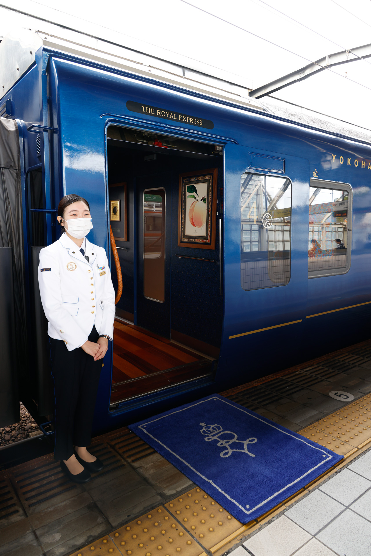 乗降の際には、ホームにロゴ入りの敷物が用意される