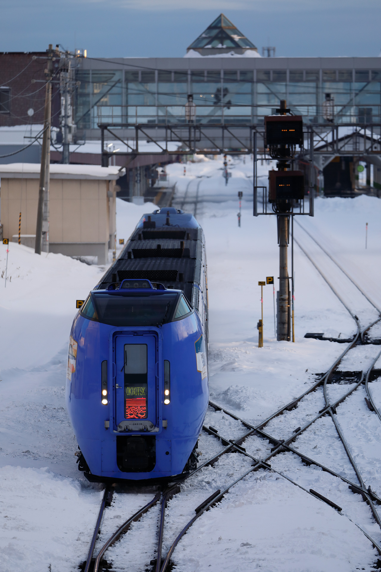 網走だと時間が早過ぎて暗いうえに、適当な撮影場所がない。しかし、北見に泊まったおかげで「オホーツク2号」を撮れる余録も付いてきた。真冬の早朝だから寒かったが