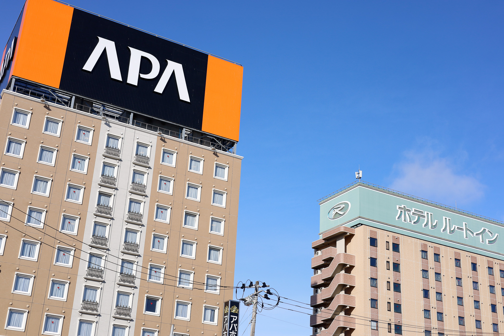 東北本線から石巻線と陸羽東線が分岐する小牛田駅は、鉄道の要衝ではあるが、宿泊施設はきわめて少ない。しかし陸羽東線で3駅先の古川に行けば、ビジネスホテルが何軒もある。やはり新幹線の駅があると強い