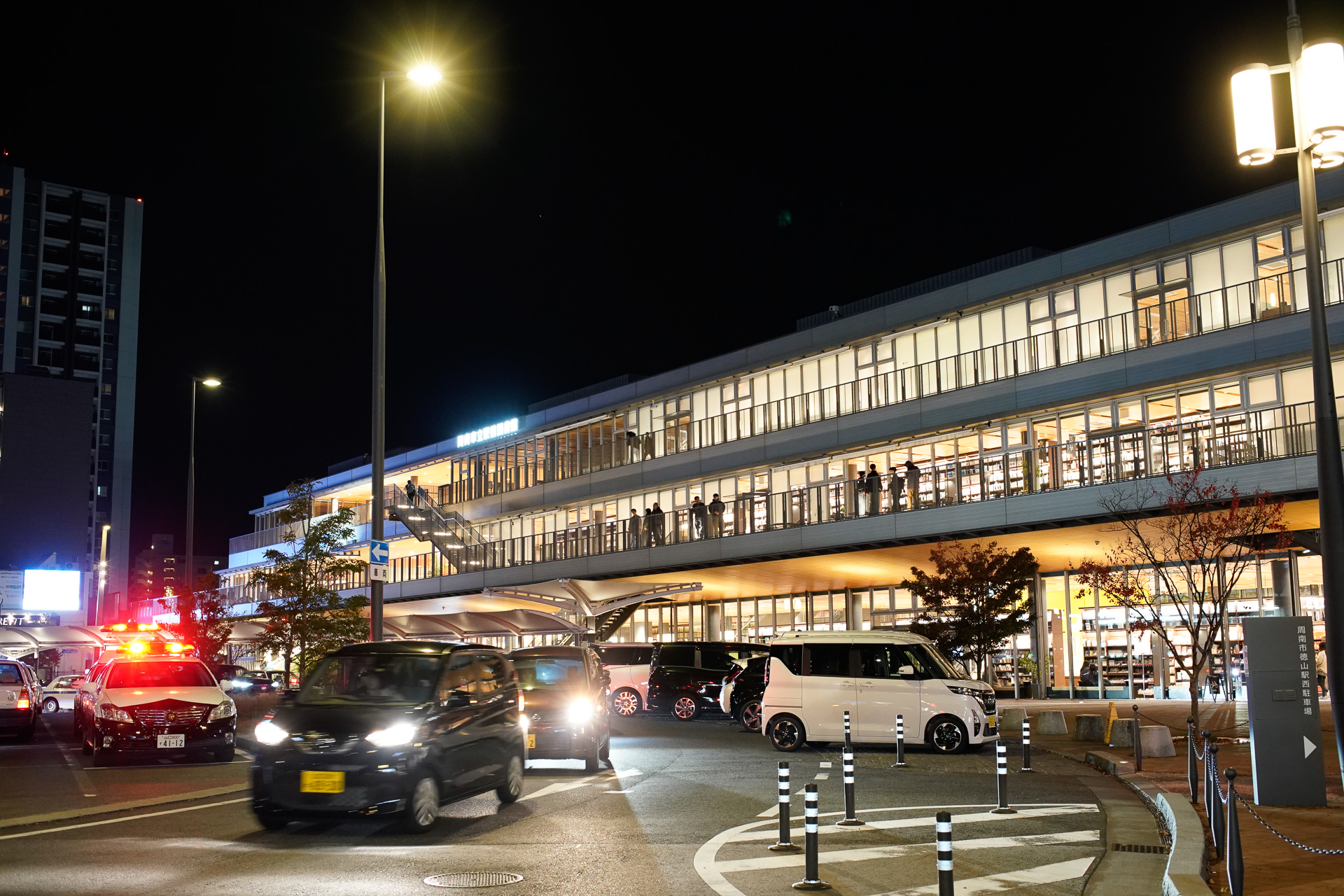 2024年の12月に大阪まで行って、その場の成り行きでさらに北九州に向かったときには、当日の夕方に徳山の宿を確保した。工業都市で出張需要を見込めるからか、宿泊施設はけっこう豊富、かつ比較的リーズナブルだった。本当は小倉にしたかったが高かった