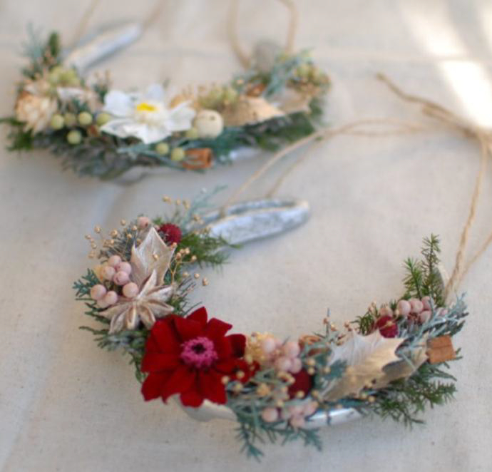 そごう大宮店「きっとウマが好きになる乗馬体験福袋」は、幸運のモチーフ「蹄鉄」の飾りづくりがセット