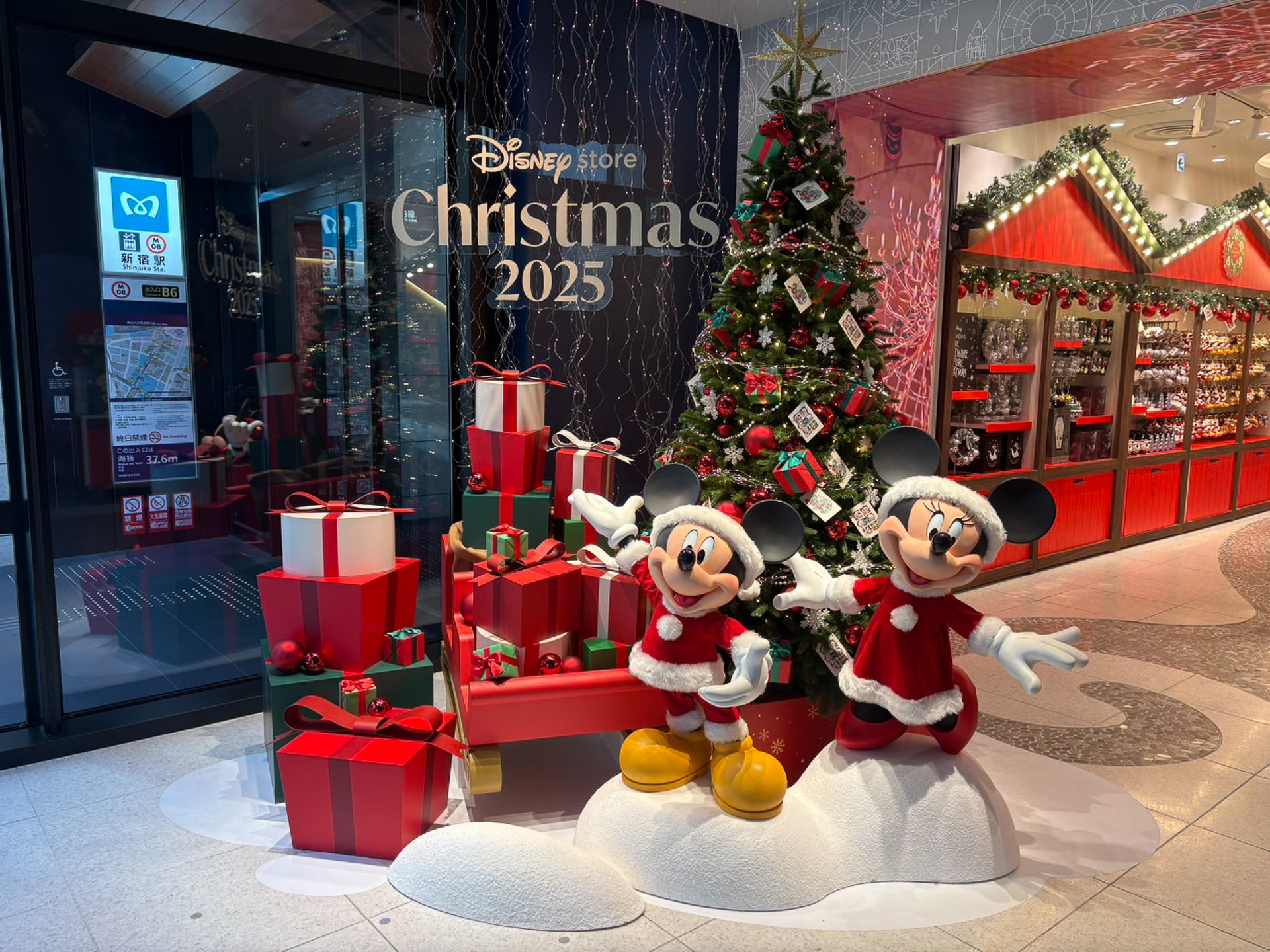 ディズニーストアがホリデー仕様に