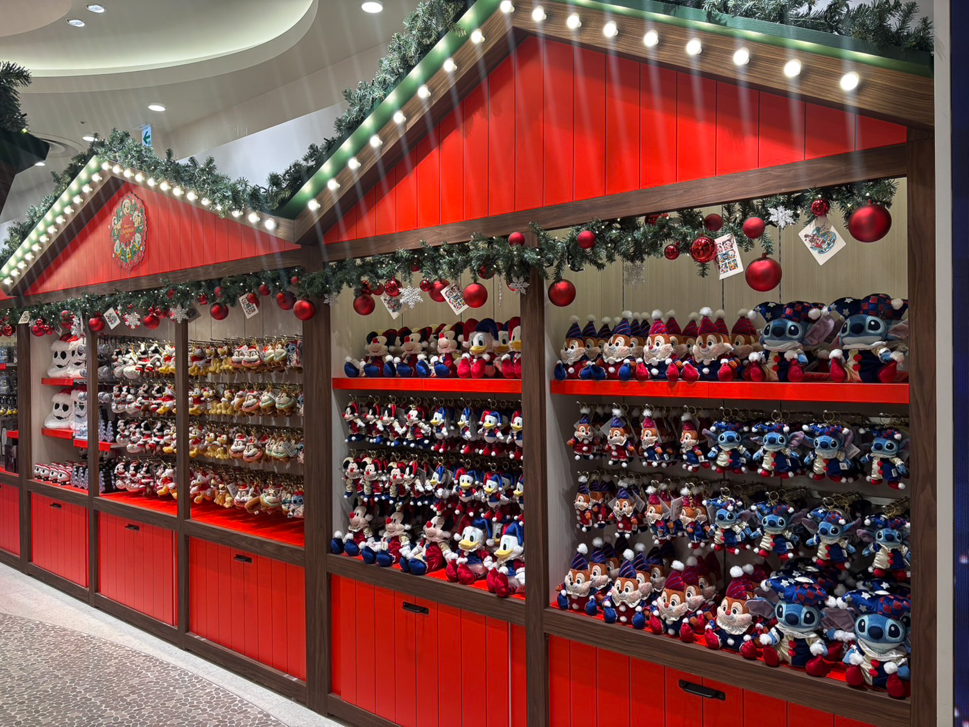 クリスマスマーケットをイメージした店内装飾が登場している