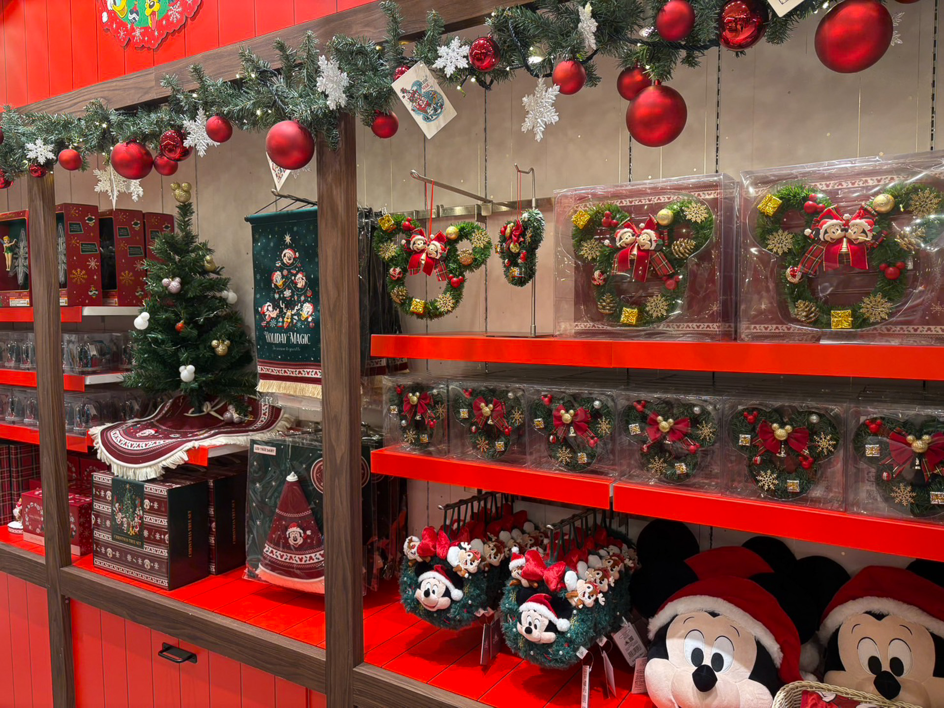 クリスマスマーケットをイメージした店内装飾が登場している