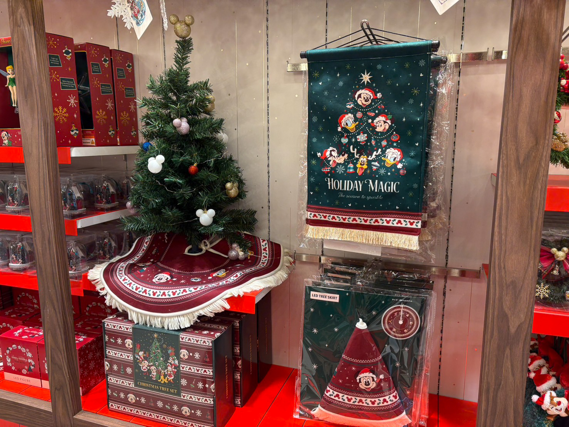 クリスマスマーケットをイメージした店内装飾が登場している