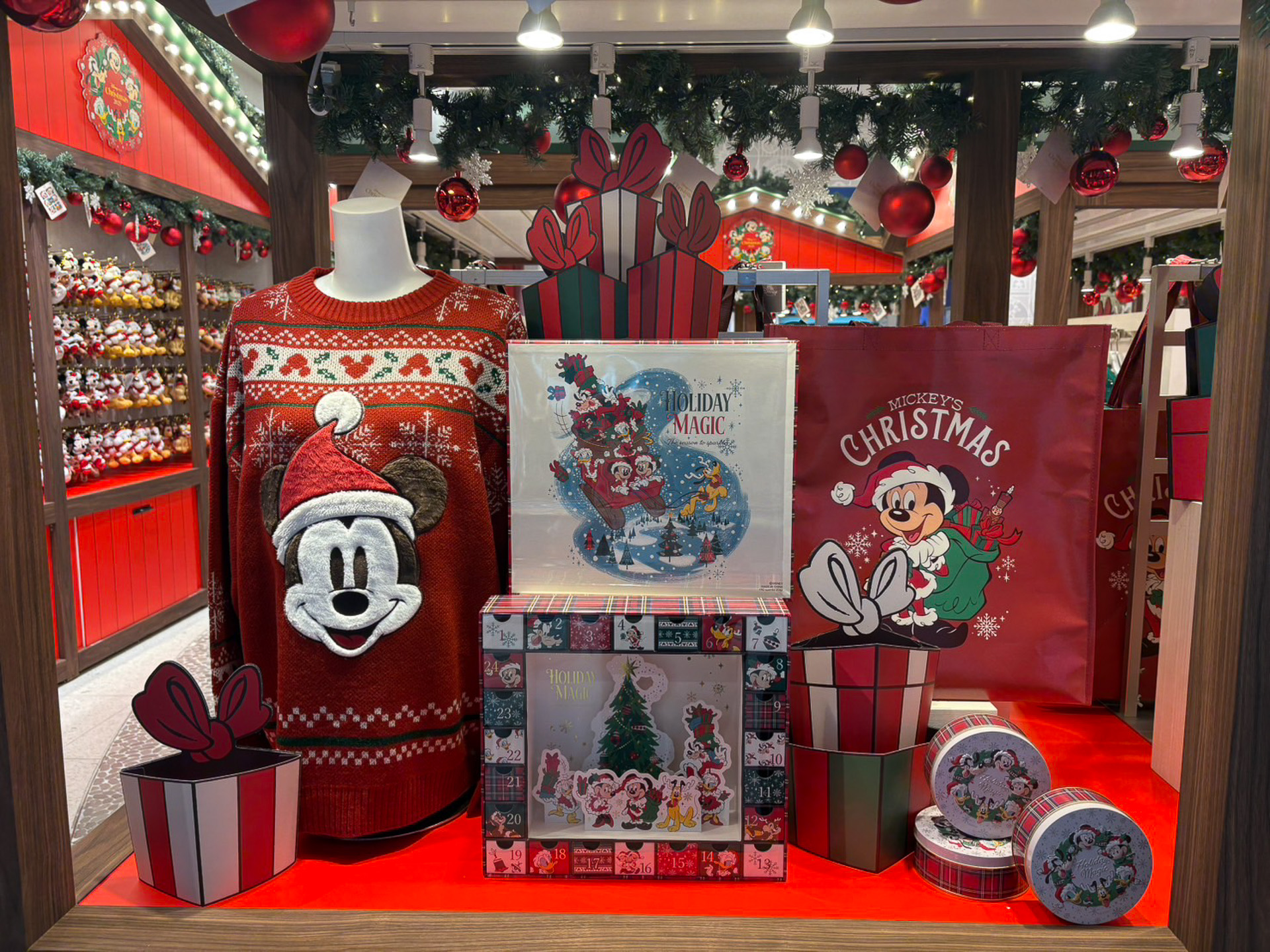 クリスマスマーケットをイメージした店内装飾が登場している