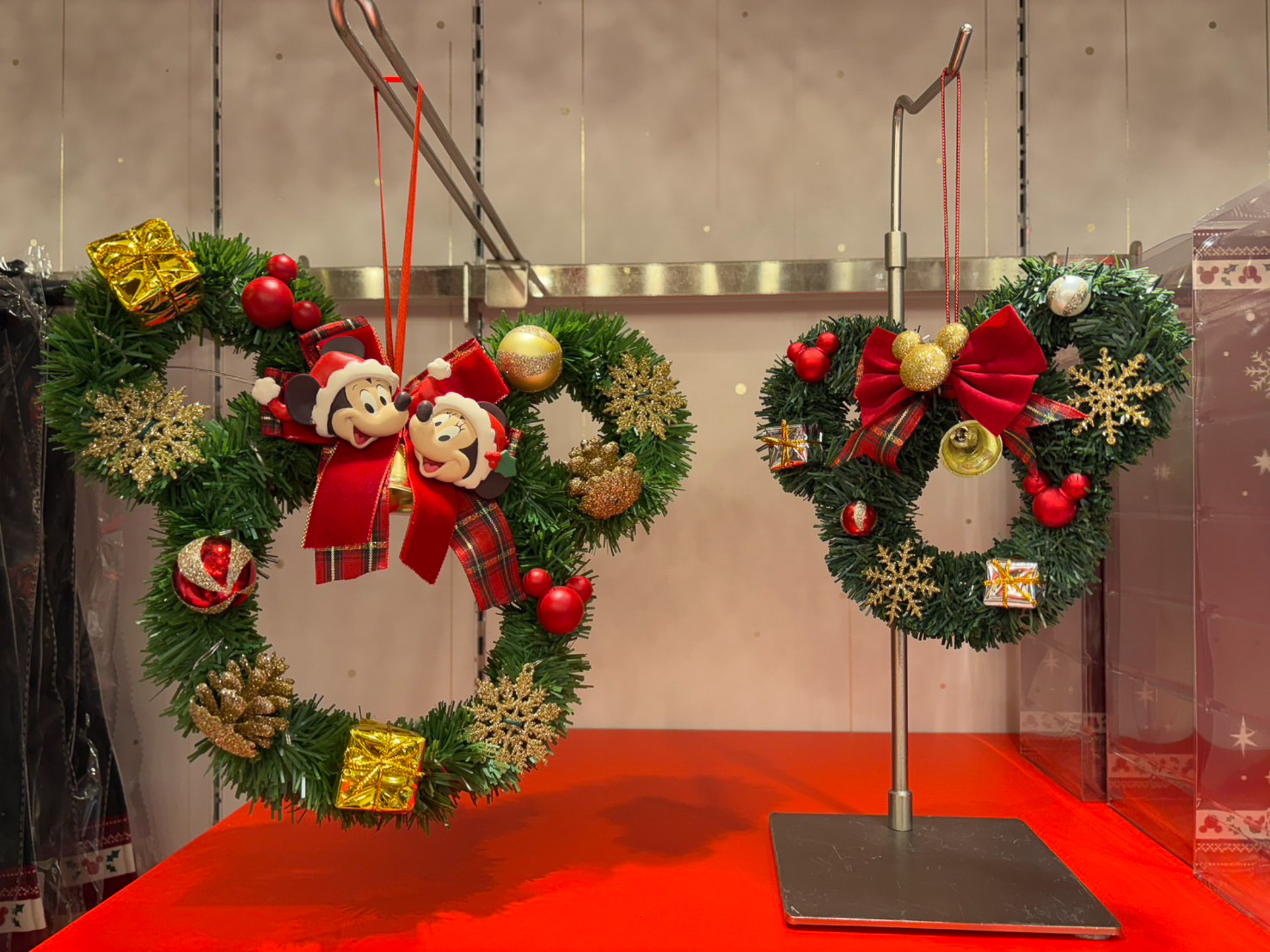 セーターやフィギュアなどおうちクリスマスにぴったりなアイテムが揃う