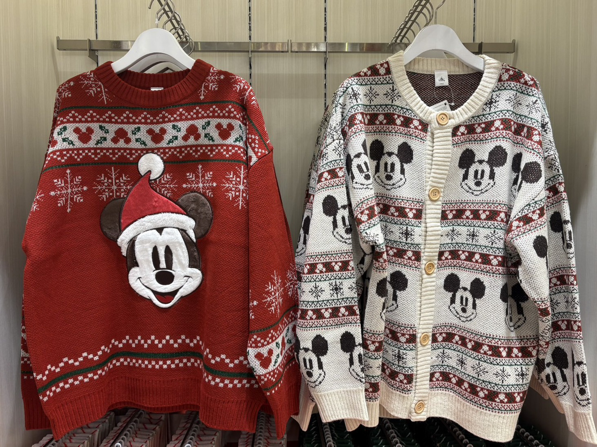 セーターやフィギュアなどおうちクリスマスにぴったりなアイテムが揃う