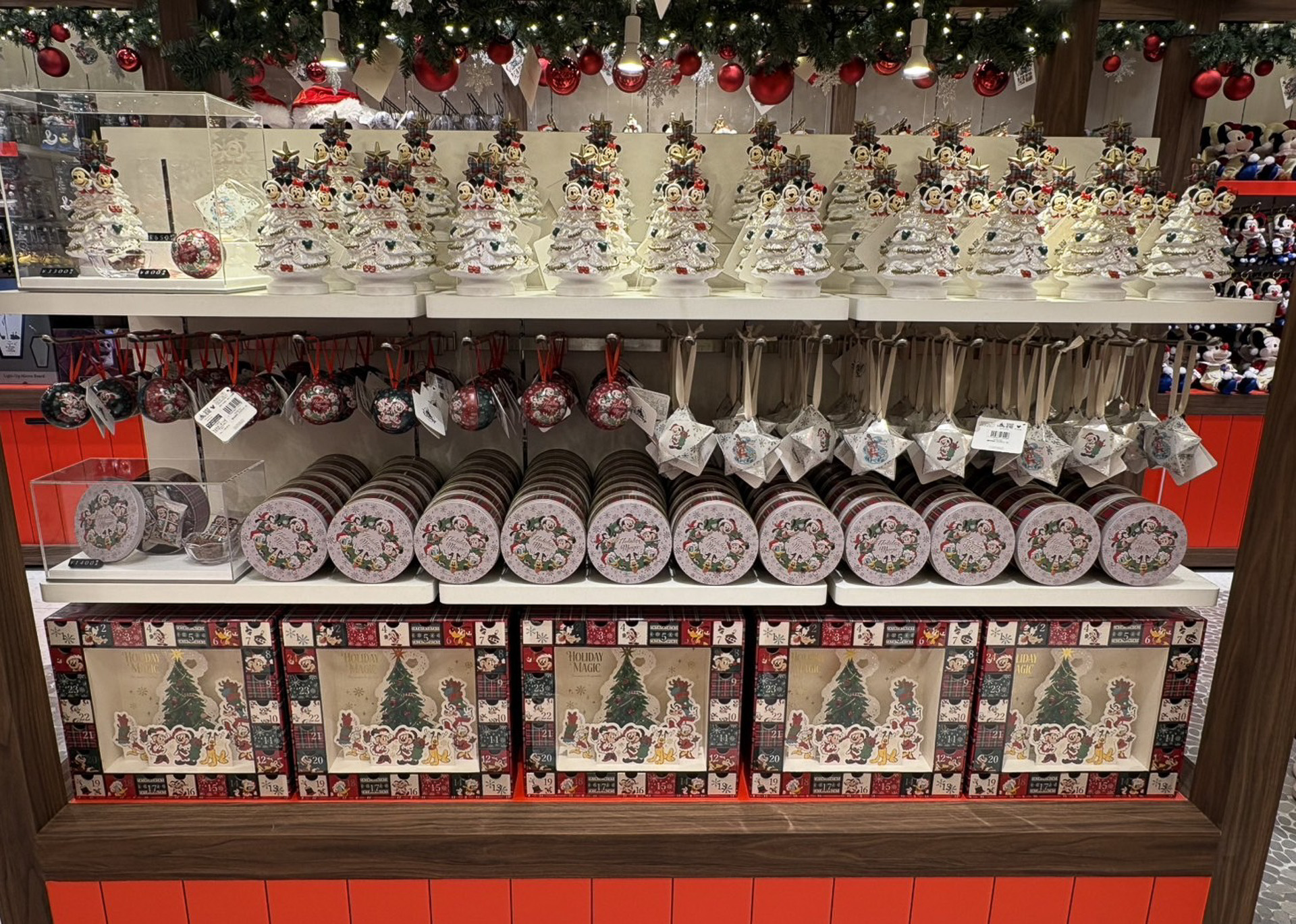 セーターやフィギュアなどおうちクリスマスにぴったりなアイテムが揃う