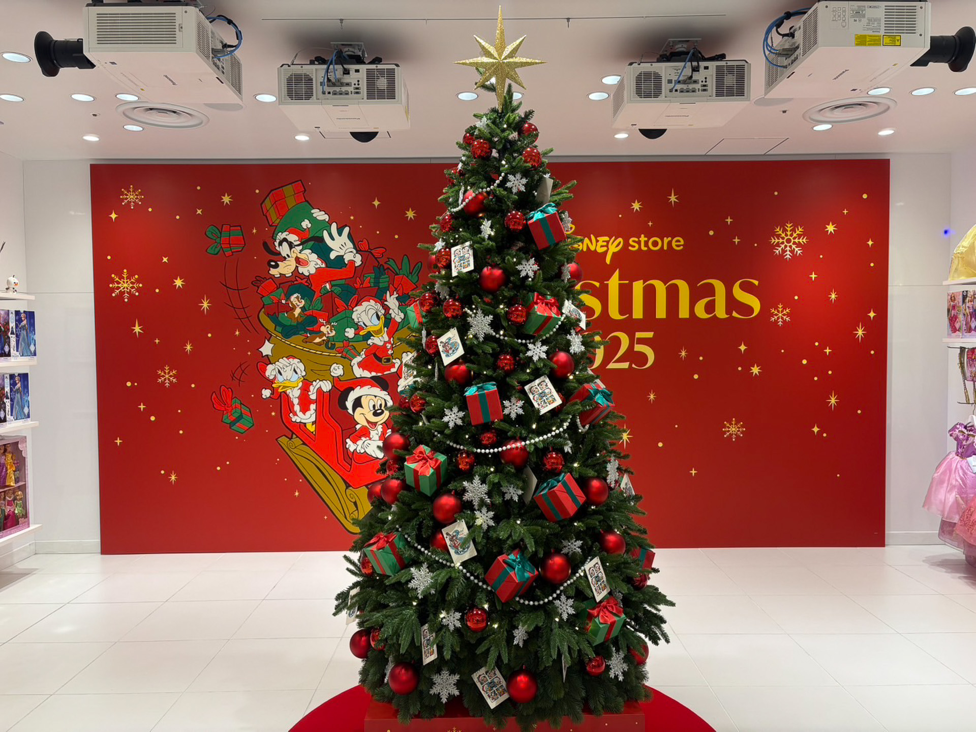 特大ツリーやツリー風にぬいぐるみが並べられたエリアも