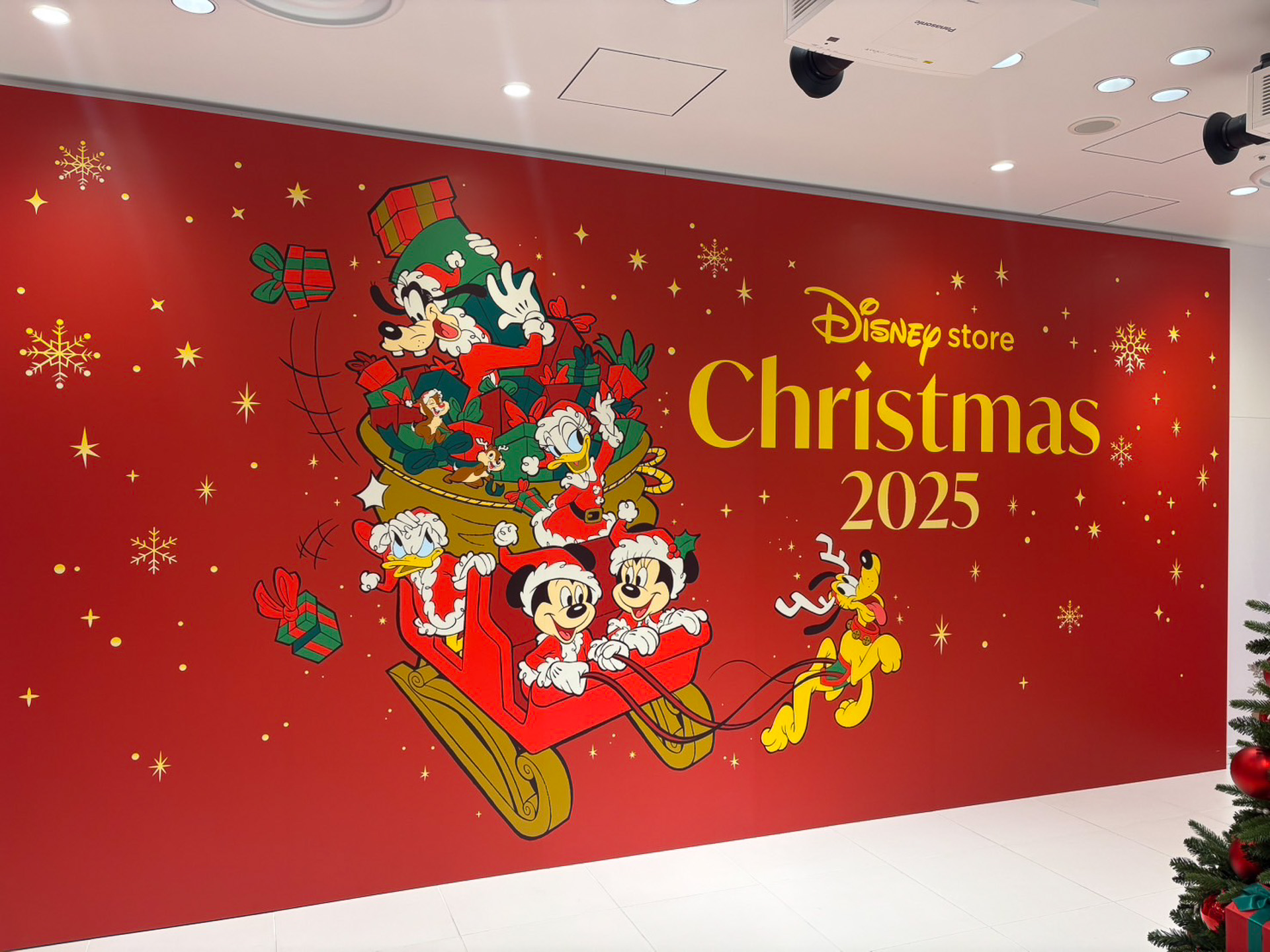 特大ツリーやツリー風にぬいぐるみが並べられたエリアも