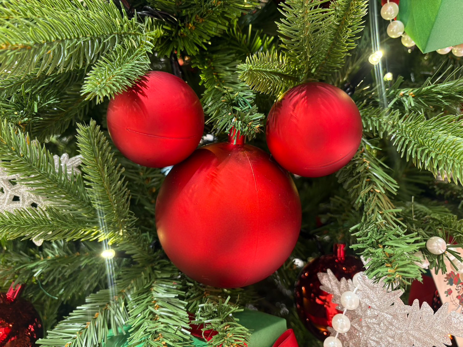 特大ツリーやツリー風にぬいぐるみが並べられたエリアも