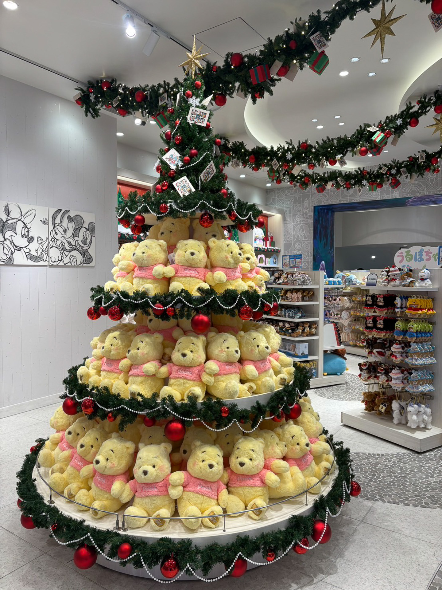 特大ツリーやツリー風にぬいぐるみが並べられたエリアも