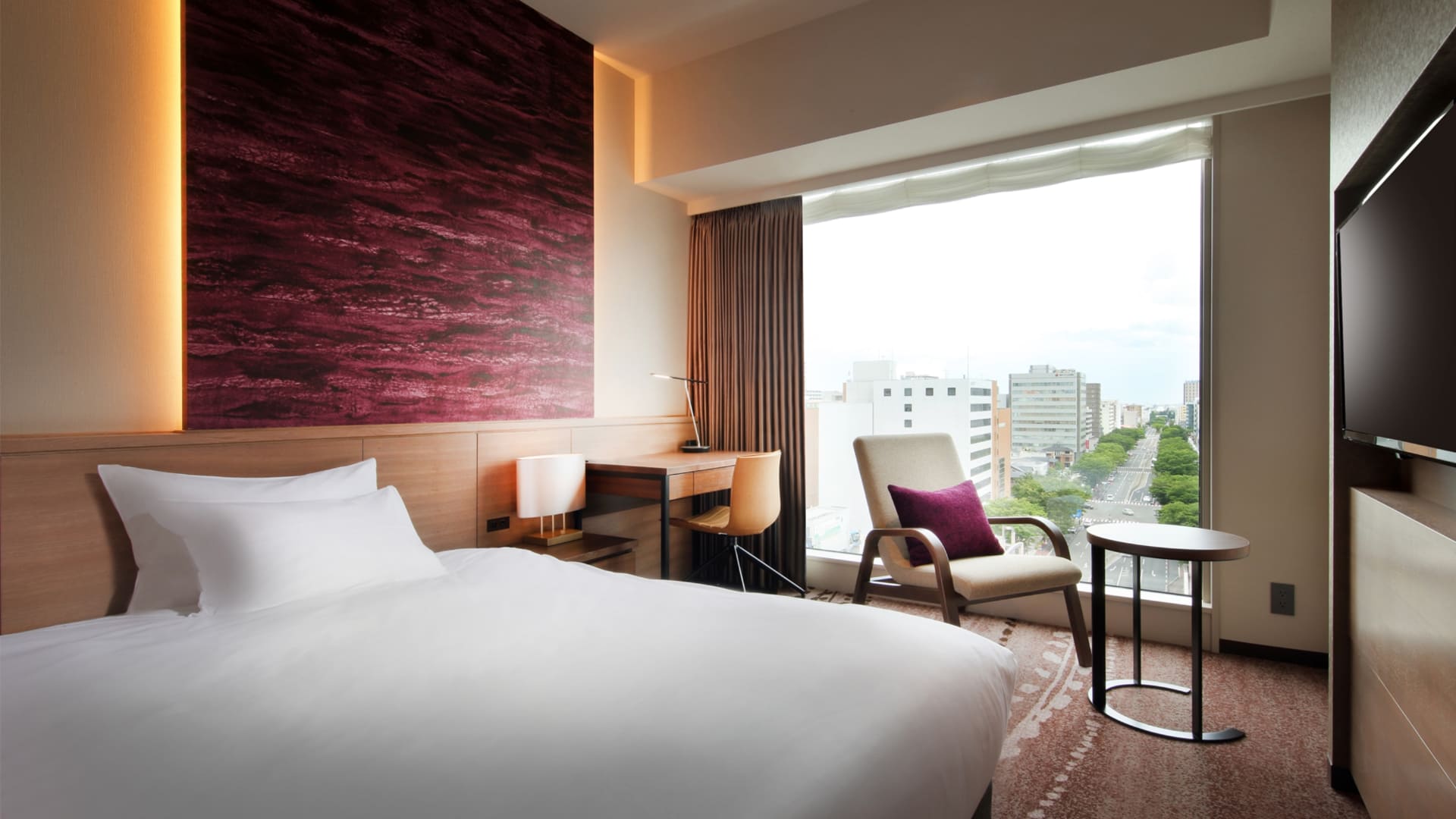 客室一例（ワイドシングル）。シモンズベッドや広めの浴槽、多機能シャワーなどを完備する