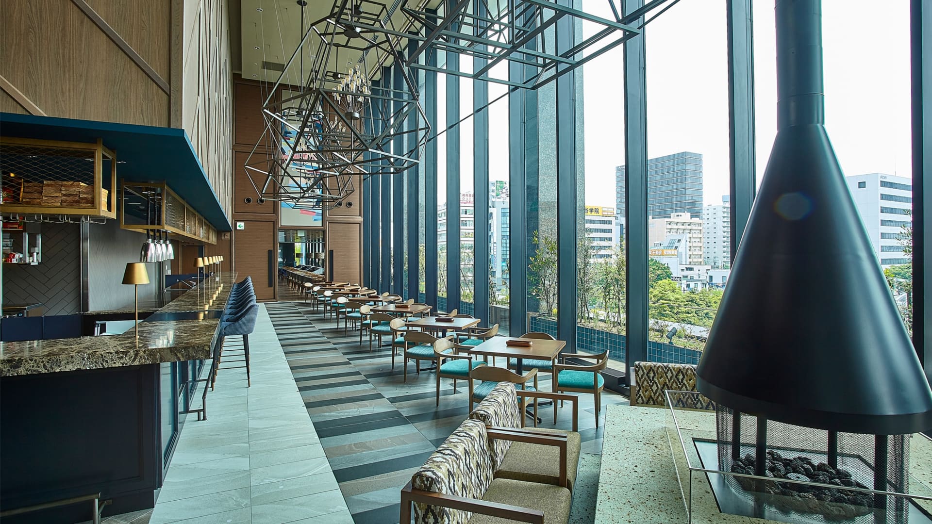 3階レストラン「FOREST KITCHEN with Outdoor Living」では東北の食材を使った和洋ビュッフェを提供