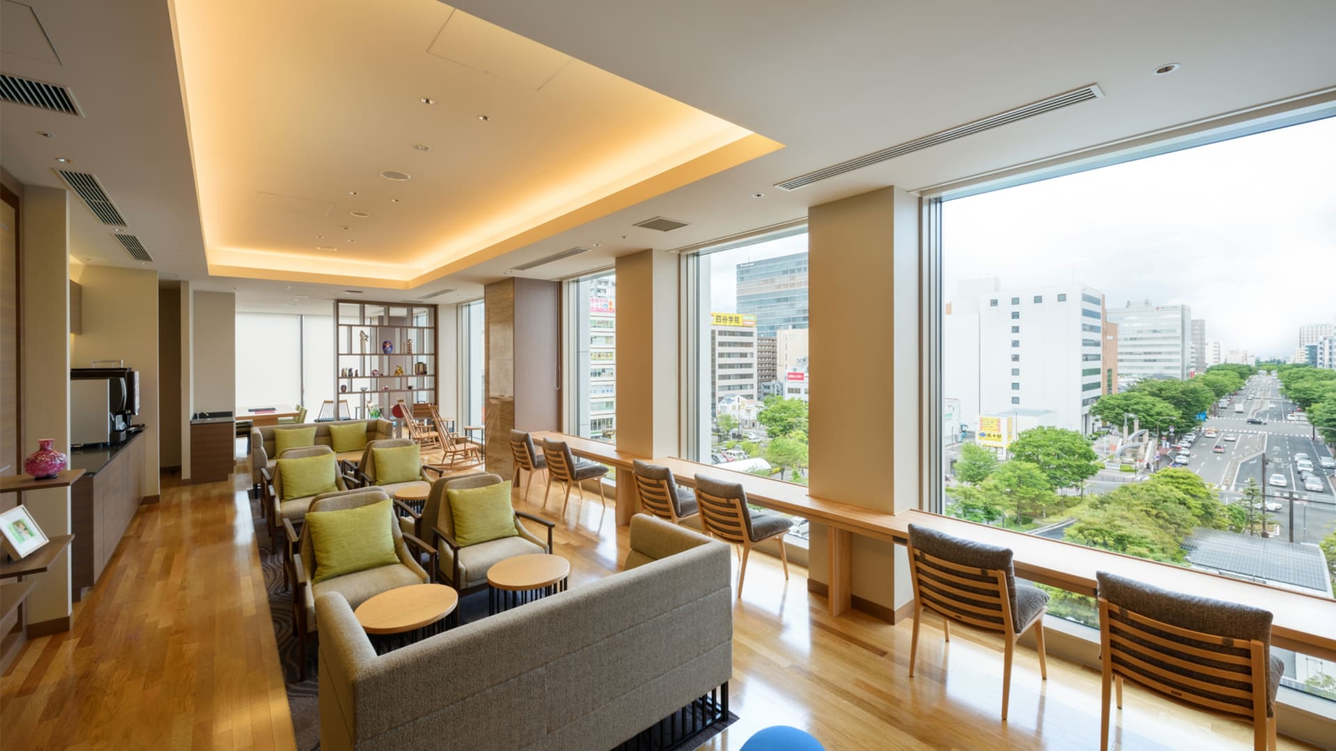 杜の都・仙台の街を望む宿泊者専用ラウンジ