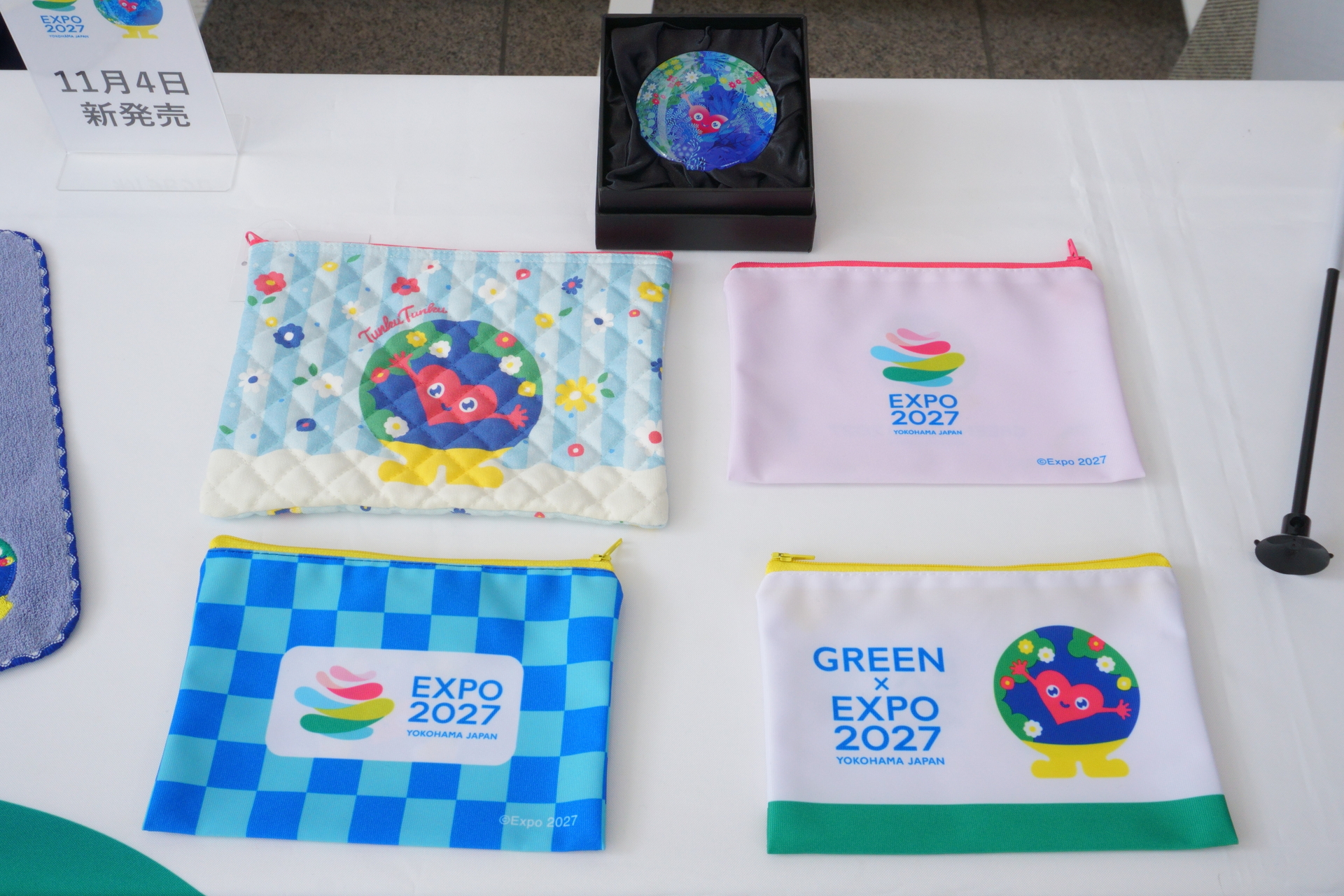 ガラスペーパーウェイト（上段・2970円）、キルトポーチ シンプル（中段左・1650円）、ジッパーポーチ3種（中段右と下段・各880円）